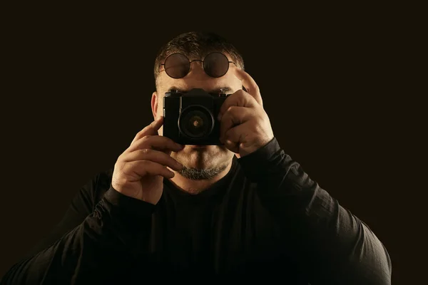 Homem Fotógrafo Com Câmera Fotográfica Imagem Perto Estúdio Tiro — Fotografia de Stock