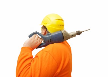 Erkek müteahhit büyük bir elektrikli matkap tutuyor. İşçi beyaz arkaplanda izole edildi