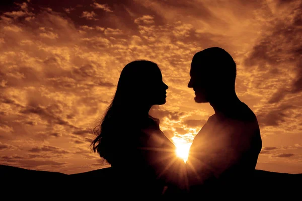 Silhouette Eines Glücklichen Jungen Paares Liebe Draußen Bei Sonnenuntergang Glücklicher — Stockfoto