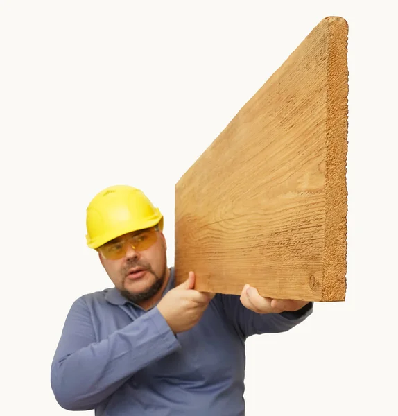 身穿黄色衣服的建筑工人用双手握住木板 在白色背景下隔离 — 图库照片