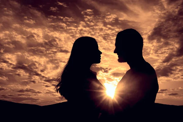 Mutlu Genç Çift Silueti Sunset Dışında Aşk Yaşıyor Mutlu Adam — Stok fotoğraf