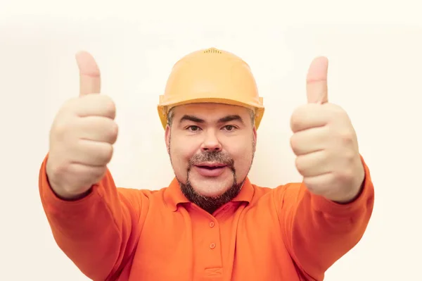 快乐的建筑工人戴着橙色运动衫 戴着黄色头盔 被隔离在白色的工作室背景下 中年男性工程师 — 图库照片