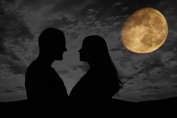 夕阳西下 快乐年轻夫妇的爱情轮廓 快乐的男人和女人 在阳光下 在群山的夜空中 — 图库照片