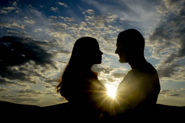 Silhouette Jeunes Couples Heureux Aiment Extérieur Coucher Soleil Heureux Homme — Photo