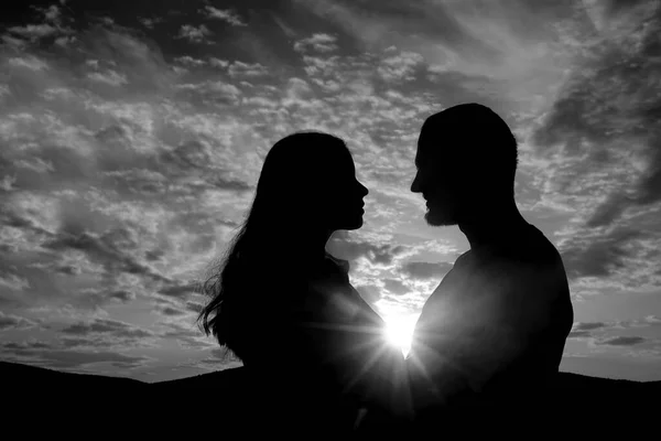 Silhouette Jeunes Couples Heureux Aiment Extérieur Coucher Soleil Heureux Homme — Photo