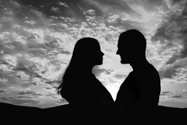 Silueta Amor Feliz Pareja Joven Afuera Atardecer Feliz Hombre Mujer — Foto de Stock