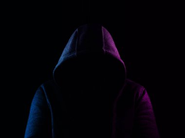 Boş kapüşonlu siyah arka planda izole edilmiş. Menekşe ve mavi ışık gösterişsiz. Tanınmaz halde. resim oluştur. 