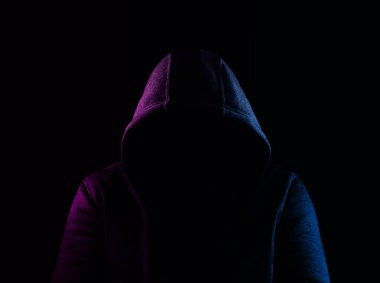 Boş kapüşonlu siyah arka planda izole edilmiş. Menekşe ve mavi ışık gösterişsiz. Tanınmaz halde. resim oluştur. 