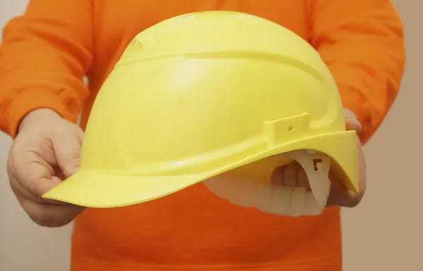 노동자나 기술자가 배경에 노란색 헬멧을 얼굴은 알아볼 수없는 — 스톡 사진
