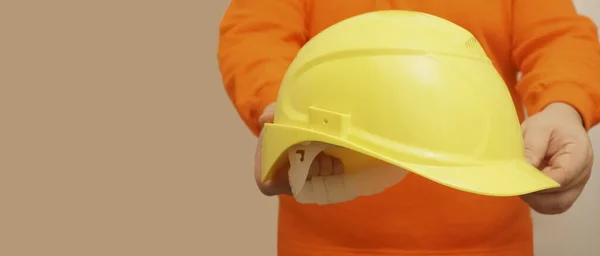 Arkaplanda Sarı Bir Kask Tutan Işçi Mühendis Yüzü Yok Tanımlanamayan — Stok fotoğraf