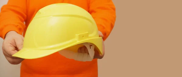 Trabajador Ingeniero Que Sostiene Casco Amarillo Sobre Fondo Aislado Sin —  Fotos de Stock