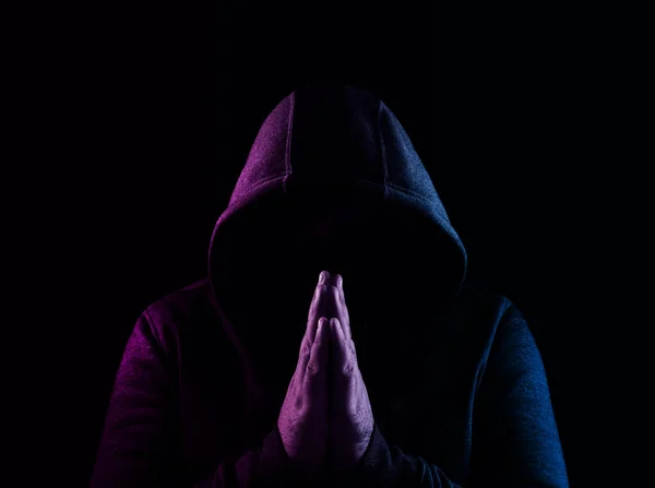 Zakapturzony Haker Odizolowany Czarnym Tle Fioletowe Niebieskie Światło Niskim Kluczu — Zdjęcie stockowe