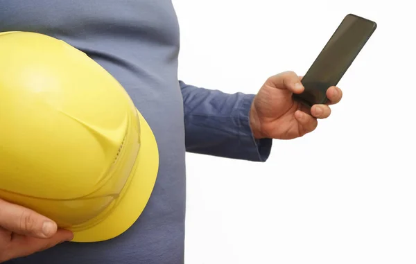 Trabajador Masculino Ingeniero Sosteniendo Las Manos Casco Seguridad Amarillo Teléfono —  Fotos de Stock