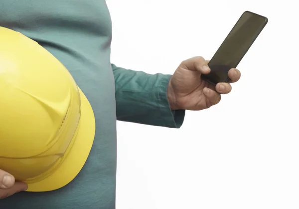 Trabajador Masculino Ingeniero Sosteniendo Las Manos Casco Seguridad Amarillo Teléfono —  Fotos de Stock