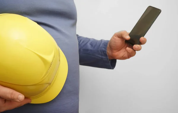 Travailleur Masculin Ingénieur Tenant Dans Les Mains Casque Sécurité Jaune — Photo