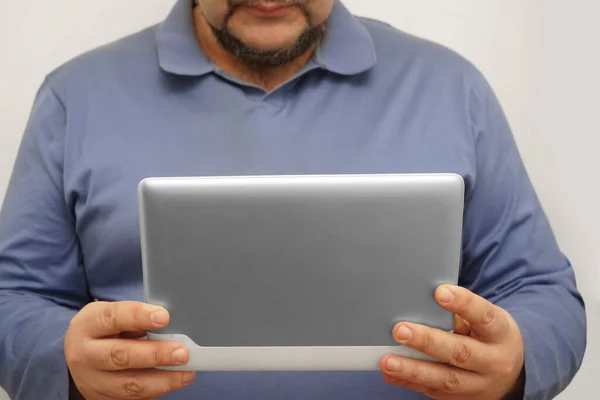 灰色のタブレットコンピュータを使用して髭の男の詳細 白地に隔離されてる 顔もない — ストック写真