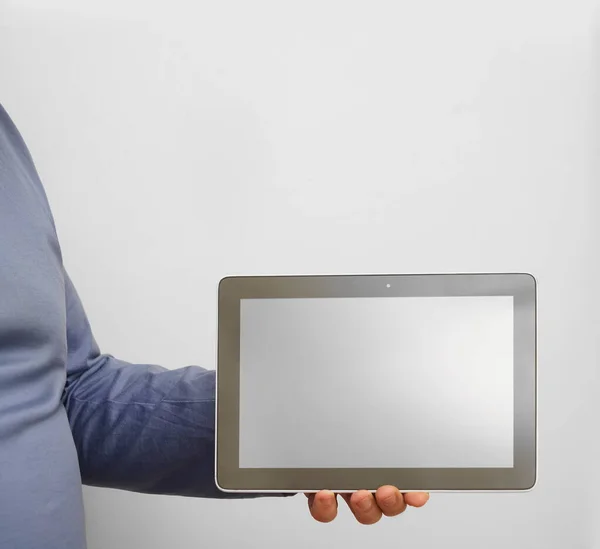 Homem Isolado Fundo Cinza Camisa Azul Segurando Tablet Mostrando Tela — Fotografia de Stock