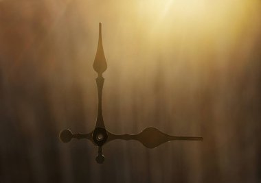 Güneşli Morgen gökyüzü arka planında saat eller önde.