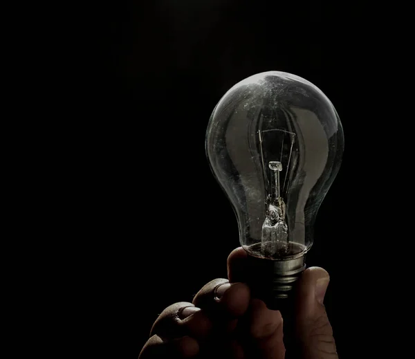 Рука Лампочкой Изолированы Черном Фоне — стоковое фото