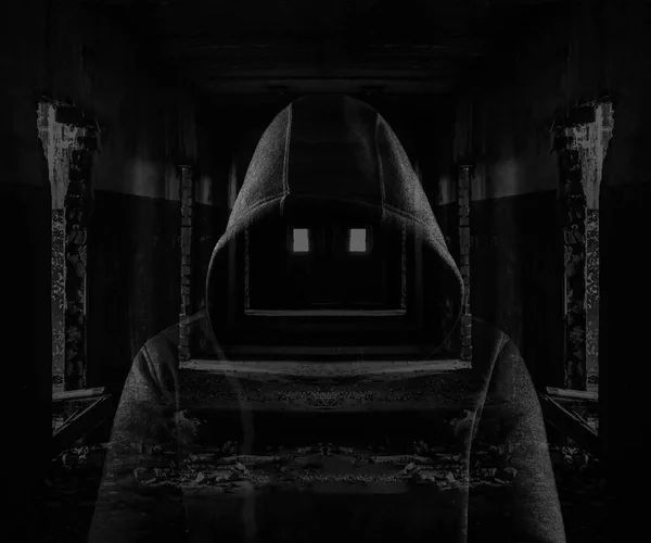 Ανώνυμος Άντρας Σκούρα Κουκούλα Στέκεται Στον Εγκαταλελειμμένο Διάδρομο Χωρίς Πρόσωπο — Φωτογραφία Αρχείου