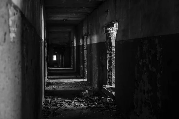 Corredor Abandonado Edificio Industrial Oscuro Corredor Espeluznante Místico Túnel Vacío —  Fotos de Stock