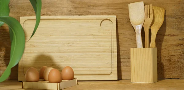 Composição Natural Interior Cozinha Com Ovos Talheres Cozinha Decoração Madeira — Fotografia de Stock