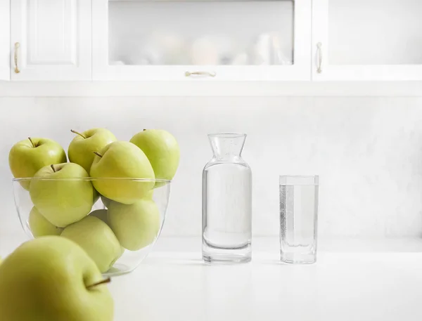 Φρεσκοπλυμένα Μήλα Στο Τραπέζι Της Κουζίνας Μπουκάλι Και Γεμάτο Ποτήρι — Φωτογραφία Αρχείου