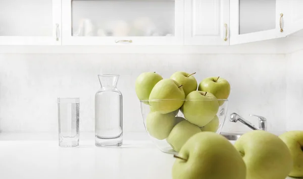 Freshly Washed Apples Kitchen Table Bottle Full Glass Water Cupboard — Foto de Stock