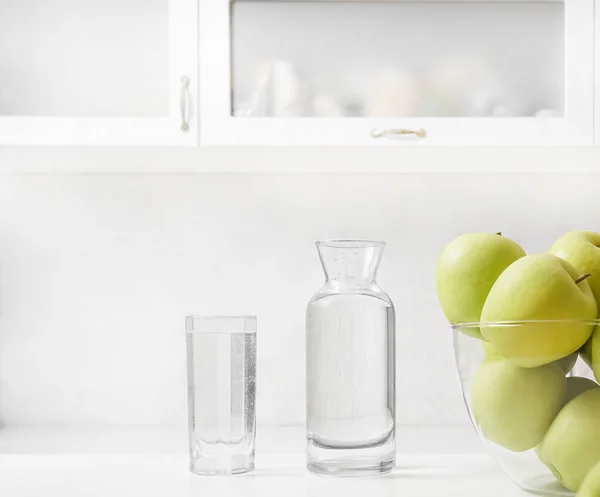 Свіжовимиті Яблука Кухонному Столі Пляшка Склянка Води Фоні Шафи Внутрішній — стокове фото