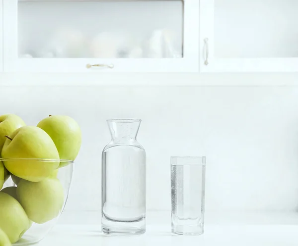 Φρεσκοπλυμένα Μήλα Στο Τραπέζι Της Κουζίνας Μπουκάλι Και Γεμάτο Ποτήρι — Φωτογραφία Αρχείου