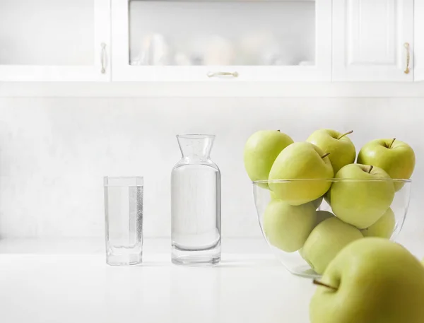 Freshly Washed Apples Kitchen Table Bottle Full Glass Water Cupboard — Stockfoto