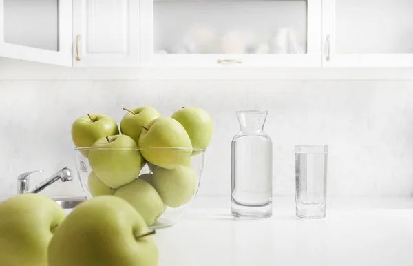 Freshly Washed Apples Kitchen Table Bottle Full Glass Water Cupboard — Stock Photo, Image