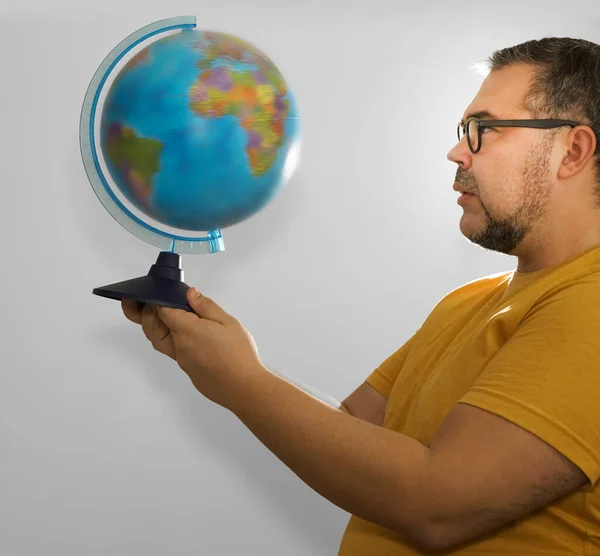 Young Caucasian Bearded Geography Student Traveler Indignant Man Yellow Basic — Stock Photo, Image