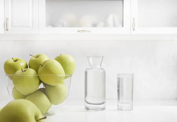 Freshly Washed Apples Kitchen Table Bottle Full Glass Water Cupboard — Stockfoto