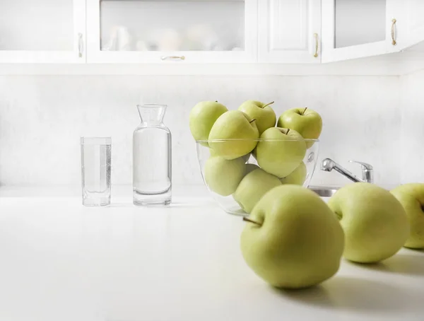 Čerstvě Umytá Jablka Kuchyňském Stole Láhev Plnou Sklenici Vody Pozadí — Stock fotografie