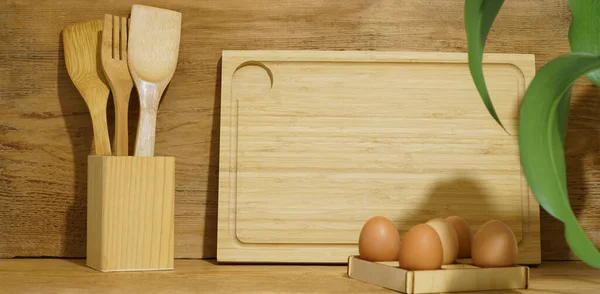 Naturlig Sammansättning Köket Interiör Med Ägg Och Köksbestick Trä Inredning — Stockfoto