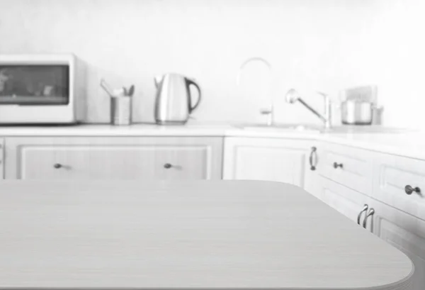 Prázdná Kuchyň Dřevěným Povrchem Popředí Bílá Moderní Deska Zásuvkami Mikrovlnnou — Stock fotografie