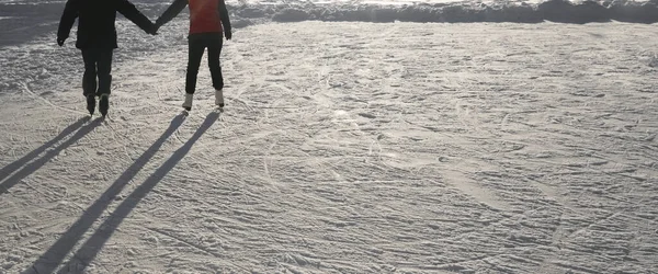 Pareja Joven Patinaje Sobre Hielo Aire Libre Atrás Vista Trasera — Foto de Stock