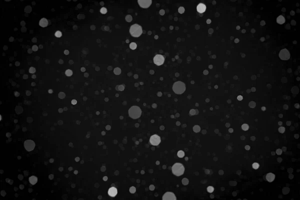 Photo Real Falling Medium Sized Snowflakes Out Focus Black Background — стоковое фото