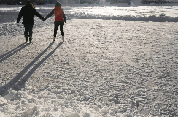 Jong Stel Schaatsen Buiten Achteraan Achteraan Een Paar Ijsbanen Man — Stockfoto