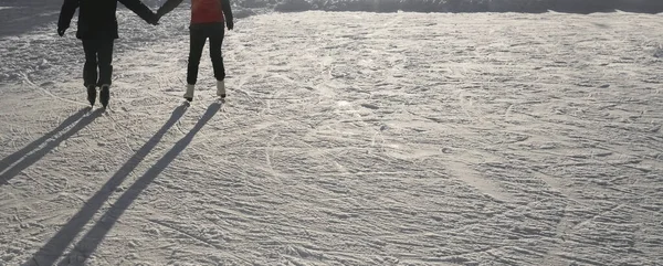 Jovem Casal Patinação Gelo Livre Para Trás Vista Traseira Pista — Fotografia de Stock