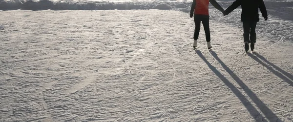 Pareja Joven Patinaje Sobre Hielo Aire Libre Atrás Vista Trasera — Foto de Stock