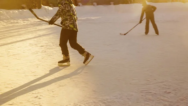 两名冰球选手在体育场冰上奔跑的动作镜头 空的复制空间 — 图库照片