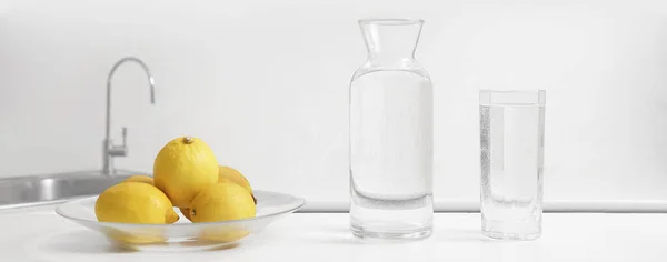 Limones Frescos Botella Vidrio Con Agua Pura Pie Mesa Madera — Foto de Stock