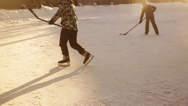 Action Shot Two Hockey Players Running Ice Stadium Empty Copy — Stock Photo, Image