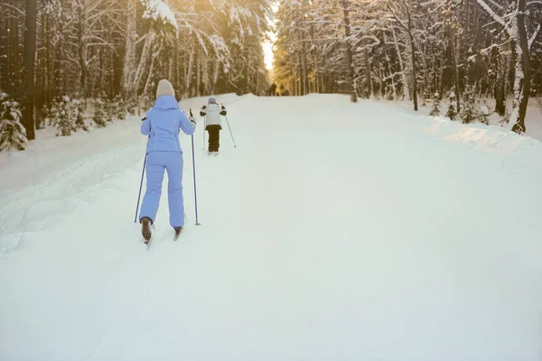 Mother Daughter Cross Country Skiing Back Rear View — Stockfoto