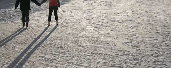 Young Couple Ice Skating Outdoor Back Rear View Couple Skating — стоковое фото