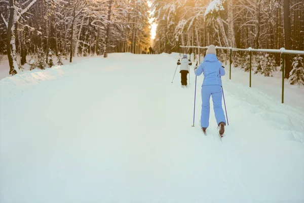 Mother Daughter Cross Country Skiing Back Rear View — Stockfoto