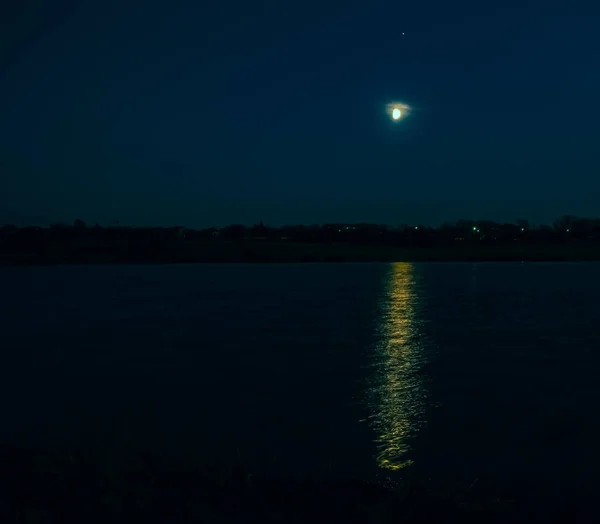 Beautiful Landscape View Glowing Moon Beginning Its Rise Lake Pale — Stock Photo, Image