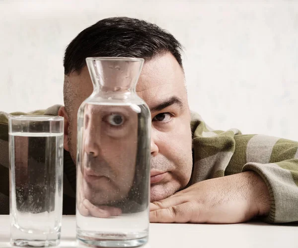 Retrato Surrealista Hombre Extraño Mirando Través Vasos Agua Hombre Mirando — Foto de Stock